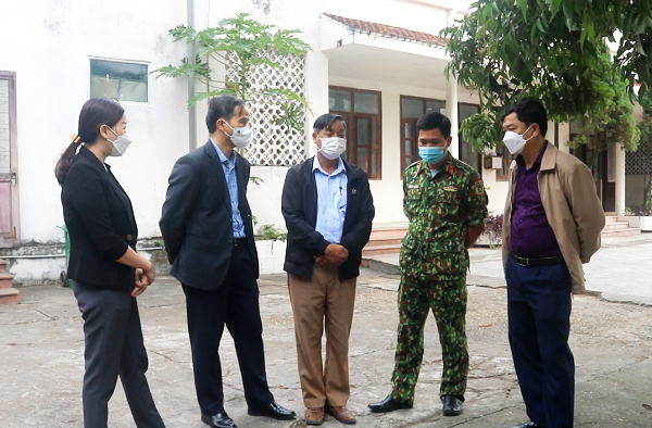 Đồng chí Phó Chủ tịch UBND huyện Phạm Hữu Tân đi kiểm tra Khu cách ly tập trung của huyện