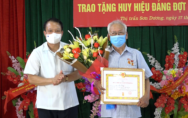Đồng chí Vân Đình Thảo, Ủy viên BTV Tỉnh ủy, Giám đốc Sở Kế hoạch và Đầu tư trao Huy hiệu Đảng tại Sơn Dương