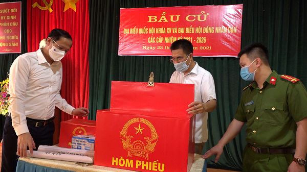 Lãnh đạo huyện Sơn Dương kiểm tra công tác bầu cử tại các xã