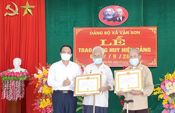 Giám đốc Sở Kế hoạch và Đầu tư Vân Đình Thảo trao Huy hiệu Đảng tại Đảng bộ xã Vân Sơn