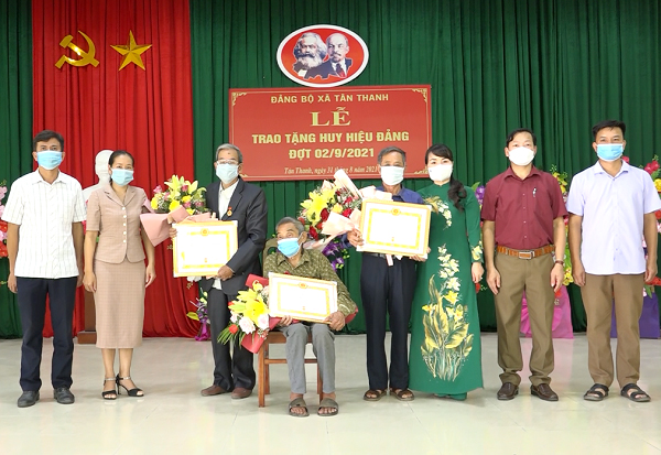 Bí thư Huyện ủy Nguyễn Thị Thanh Huyền trao Huy hiệu Đảng tại Đảng bộ xã Tân Thanh