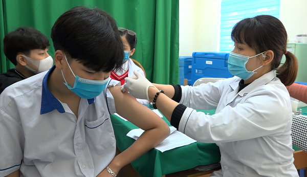 Sơn Dương tổ chức tiêm vắc xin phòng Covid-19 mũi 2 cho học sinh từ 12 đến dưới 18 tuổi