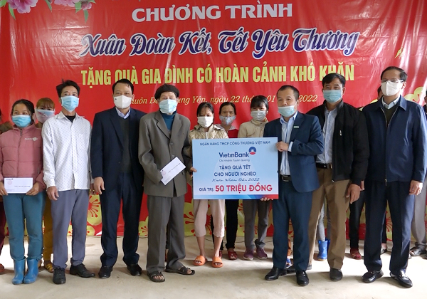 VietinBank tặng 100 suất quà Tết cho người nghèo, gia đình chính sách tại thôn Khuân Đào xã Trung Yên