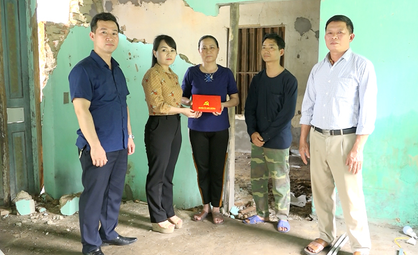 Bí thư Huyện uỷ Nguyễn Thị Thanh Huyền thăm hỏi gia đình bị thiệt hại do mưa bão