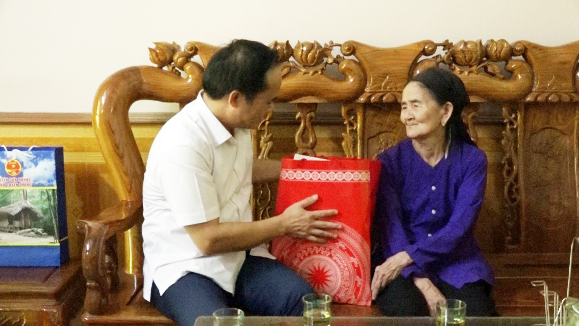 Phó Chủ tịch UBND tỉnh Hoàng Việt Phương thăm, tặng quà Mẹ Việt Nam anh hùng tại xã Hợp Thành
