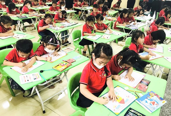 Trường Mầm non Tú Thịnh tổ chức hội thi bé vẽ tranh về quê hương đất nước
